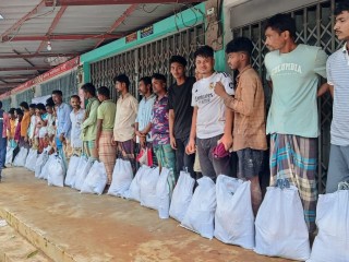 Tổ chức Caritas Bangladesh đang phân phát thực phẩm cho người dân bị ảnh hưởng bởi lũ lụt ở các vùng núi vào ngày 11 tháng 7 năm 2026 (Ảnh do Caritas Bangladesh cung cấp)