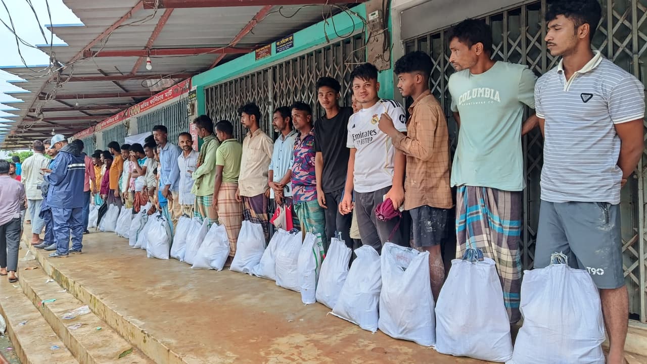 Tổ chức Caritas Bangladesh đang phân phát thực phẩm cho người dân bị ảnh hưởng bởi lũ lụt ở các vùng núi vào ngày 11 tháng 7 năm 2026 (Ảnh do Caritas Bangladesh cung cấp)