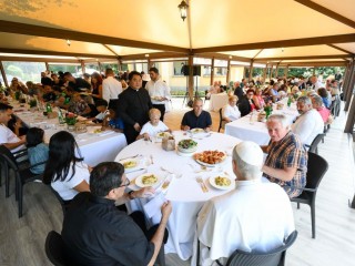 Bữa trưa với người nghèo ở Borgo Laudato Si vào năm 2025  (Ảnh: Truyền thông Vatican)