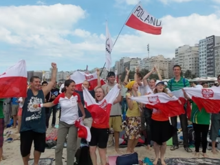 Các tín hữu hành hương Ba Lan bày tỏ sự vui mừng phấn khởi sau khi hay tin Krakow (Ba Lan) sẽ là nơi đăng cai Ngày Giới trẻ Thế giới tiếp theo vào năm 2016 (Ảnh: Walter Sanchez Silva/EWTN News)