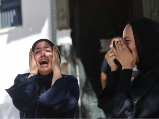 Những phụ nữ Palestine phải di tản đang đau xót tiễn biệt người thân thiệt mạng trong một cuộc không kích của Israel, trước khi thi thể được đưa đi an táng từ Bệnh viện Al-Shifa ở Thành phố Gaza vào ngày 18 tháng 6 năm 2026 (Ảnh: Omar AL-QATTAA/ AFP/ Getty Images)