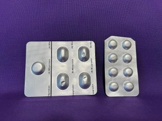 Bộ thuốc phá thai nội khoa (MTP Kit) bao gồm một viên mifepristone và bốn viên misoprostol, kèm theo một vỉ 10 viên misoprostol bổ sung. Thuốc generic được sản xuất tại Ấn Độ và mua tại Mỹ qua đường bưu điện (Nguồn ảnh: Plancpills – CC BY-SA 4.0)
