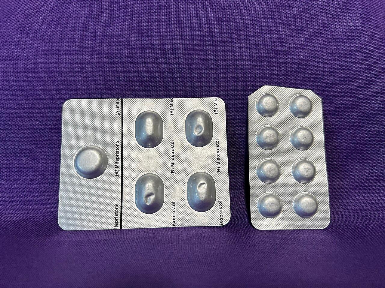 Bộ thuốc phá thai nội khoa (MTP Kit) bao gồm một viên mifepristone và bốn viên misoprostol, kèm theo một vỉ 10 viên misoprostol bổ sung. Thuốc generic được sản xuất tại Ấn Độ và mua tại Mỹ qua đường bưu điện (Nguồn ảnh: Plancpills – CC BY-SA 4.0)