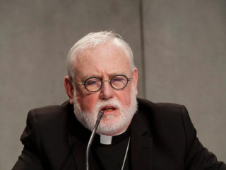 Ngoại trưởng Vatican Paul Richard Gallagher phát biểu tại cuộc họp báo công bố tài liệu nhân kỷ niệm 5 năm Thông điệp "Laudato si"của Đức cố Giáo hoàng Phanxicô – văn kiện kêu gọi thế giới hành động nhằm chấm dứt sự tàn phá hành tinh do con người gây ra – tại phòng họp báo của Vatican vào thứ Năm, ngày 18 tháng 6 năm 2020. Đức tổng Giám mục Gallagher đã đến Kyiv vào thứ Tư, ngày 18 tháng 5 năm 2022, trong bối cảnh Tòa Thánh nỗ lực cân bằng giữa việc quan tâm đến người dân Ukraine và việc duy trì kênh đối thoại với Nga (Ảnh AP/Alessandra Tarantino)
