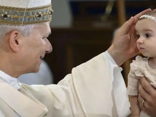 Đức Thánh Cha Lêô XIV ban phép lành cho một em bé tại Giáo xứ Tông tòa Thánh Thomas ở Villanova (Parrocchia Pontificia di San Tommaso da Villanova) thuộc dinh thự nghỉ hè của Giáo hoàng ở Castel Gandolfo, phía đông nam Rome, vào ngày 15 tháng 8. Lời kêu gọi đề cao phẩm giá con người của ngài là trọng tâm của một hội thảo trực tuyến gần đây về khu vực Châu Á - Thái Bình Dương, do Pax Christi International và Pax Christi Asia-Pacific tổ chức (Ảnh: AFP)