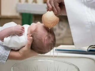 Ảnh chụp màn hình từ X này cho thấy một Linh mục đang đổ nước lên đầu một đứa trẻ trong nghi thức Rửa tội (Ảnh: X)