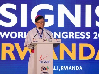 Đức Tổng Giám mục Arnaldo Catalán, Sứ thần Tòa thánh tại Rwanda, đọc thông điệp của Đức Thánh Cha Lêô XIV (Ảnh: Vatican News)