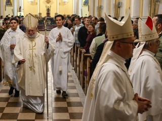 Đức Tổng Giám mục Paul RIchard Gallagher chủ sự Thánh lễ (Ảnh: AFP)