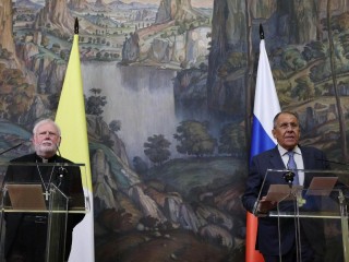 Đức Tổng giám mục Gallagher và Ngoại trưởng Nga Lavrov tại Moscow (Ảnh: ANSA)