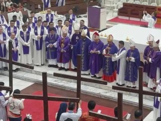 Đức Hồng y Sebastian Francis của Malaysia làm phép 9 cây Thánh giá khai mạc"Perjalanan Salib" (Hành trình Thánh giá) tại Nhà thờ Chính tòa Thánh Tâm ở Kota Kinabalu; sự kiện này nằm trong khuôn khổ công tác chuẩn bị cho Hội nghị Mục vụ Malaysia năm 2026 – hội nghị đầu tiên trong lịch sử quy tụ tất cả 9 Giáo phận trên cả nước (Ảnh: todayscatholic.com)