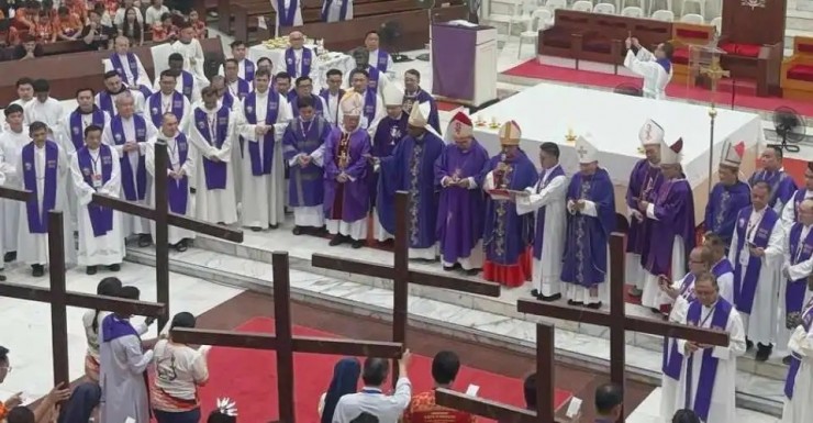 Đức Hồng y Sebastian Francis của Malaysia làm phép 9 cây Thánh giá khai mạc"Perjalanan Salib" (Hành trình Thánh giá) tại Nhà thờ Chính tòa Thánh Tâm ở Kota Kinabalu; sự kiện này nằm trong khuôn khổ công tác chuẩn bị cho Hội nghị Mục vụ Malaysia năm 2026 – hội nghị đầu tiên trong lịch sử quy tụ tất cả 9 Giáo phận trên cả nước (Ảnh: todayscatholic.com)