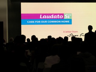 Khách tham dự triển lãm đặc biệt "Kon Dee Rak Lok" được giới thiệu về thông điệp Laudato Si' tại Tòa nhà Quốc hội Thái Lan vào ngày 13 tháng 2 năm 2024 (Ảnh: Nattha Nuchsuwan / LiCAS News)