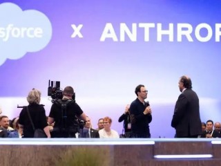 CEO của Anthropic, ông Dario Amodei (đứng giữa, bên trái), trò chuyện với CEO của Salesforce, ông Marc Benioff, trong bài phát biểu tại hội nghị Dreamforce của Salesforce ở Trung tâm Moscone vào ngày 15 tháng 9 tại San Francisco, California (Ảnh: AFP)