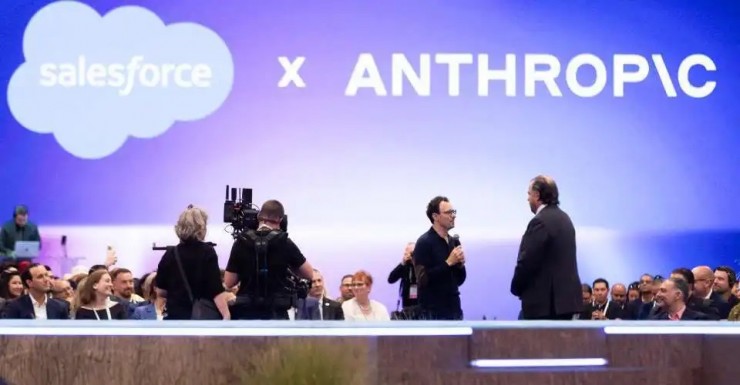CEO của Anthropic, ông Dario Amodei (đứng giữa, bên trái), trò chuyện với CEO của Salesforce, ông Marc Benioff, trong bài phát biểu tại hội nghị Dreamforce của Salesforce ở Trung tâm Moscone vào ngày 15 tháng 9 tại San Francisco, California (Ảnh: AFP)