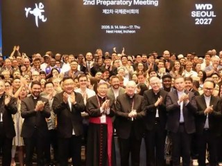 Đại diện từ Bộ Giáo dân, Gia đình và Sự sống của Vatican, Ban Tổ chức WYD 2027 tại Seoul cùng đại diện các Giáo hội đến từ hơn 100 quốc gia trên thế giới chụp ảnh lưu niệm sau lễ khai mạc Hội nghị Quốc tế lần thứ hai chuẩn bị cho WYD 2027 tại Incheon, Hàn Quốc, vào ngày 14 tháng 9 (Ảnh: Lee Seung-hoon/Catholic Times)