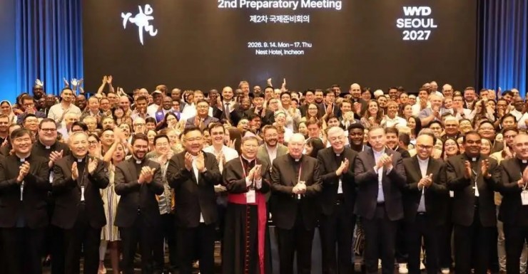 Đại diện từ Bộ Giáo dân, Gia đình và Sự sống của Vatican, Ban Tổ chức WYD 2027 tại Seoul cùng đại diện các Giáo hội đến từ hơn 100 quốc gia trên thế giới chụp ảnh lưu niệm sau lễ khai mạc Hội nghị Quốc tế lần thứ hai chuẩn bị cho WYD 2027 tại Incheon, Hàn Quốc, vào ngày 14 tháng 9 (Ảnh: Lee Seung-hoon/Catholic Times)