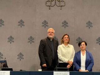 Linh mục Dòng Tên Giacomo Costa, bà Gabriella Gambino và bà Orietta Rachele Grazioli phát biểu trước các phóng viên trong cuộc họp báo vào ngày 2 tháng 10 năm 2026, về hội nghị bàn về Tông huấn 'Amoris Laetitia' dự kiến ​​diễn ra từ ngày 7 đến 14 tháng 10 năm 2026 tại Vatican (Ảnh: Victoria Cardiel/EWTN News)