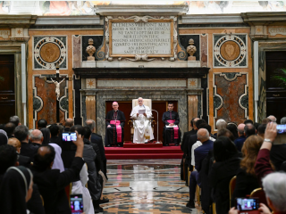 Đức Thánh Cha Lêô XIV  phát biểu trong buổi tiếp kiến ​​riêng tại Điện Tông Tòa ở Vatican với các đại biểu tham dự hội nghị “Sự thánh thiện trong lịch sử” vào ngày 21 tháng 10 năm 2026 (Ảnh: Truyền thông Vatican)