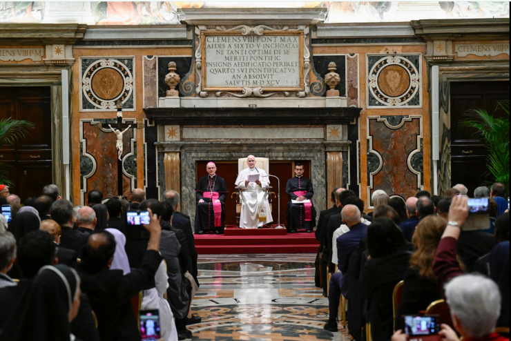 Đức Thánh Cha Lêô XIV phát biểu trong buổi tiếp kiến riêng tại Điện Tông Tòa ở Vatican với các đại biểu tham dự hội nghị “Sự thánh thiện trong lịch sử” vào ngày 21 tháng 10 năm 2026 (Ảnh: Truyền thông Vatican)