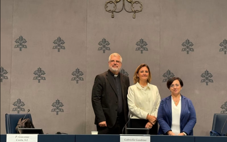 Linh mục Dòng Tên Giacomo Costa, bà Gabriella Gambino và bà Orietta Rachele Grazioli phát biểu trước các phóng viên trong cuộc họp báo vào ngày 2 tháng 10 năm 2026, về hội nghị bàn về Tông huấn 'Amoris Laetitia' dự kiến ​​diễn ra từ ngày 7 đến 14 tháng 10 năm 2026 tại Vatican (Ảnh: Victoria Cardiel/EWTN News)