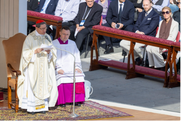 Đức Hồng y Luis Antonio Tagle cử hành Thánh lễ tại Quảng trường Thánh Phêrô vào ngày 14 tháng 10 năm 2026, thay mặt Đức Giáo hoàng Lêô XIV, nhân dịp bế mạc cuộc họp kỷ niệm 10 năm văn kiện *Amoris Laetitia* (Ảnh: Daniel Ibáñez/EWTN News)
