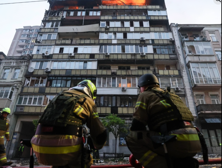 Đội ngũ nhân viên cứu hỏa đang làm việc trong một vụ hỏa hoạn tại Kyiv, Ukraine (​​Nguồn ảnh: Caritas Ukraine)