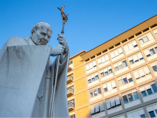 Bệnh viện Gemelli ở Rome, còn được gọi là “bệnh viện của các giáo hoàng”, là nơi từng tiếp đón các vị giáo hoàng – từ Thánh Gioan Phaolô II đến Giáo hoàng Lêô XIV – tại tầng 10 trong những khoảng thời gian các ngài nằm viện (Ảnh: Daniel Ibanez/EWTN News)