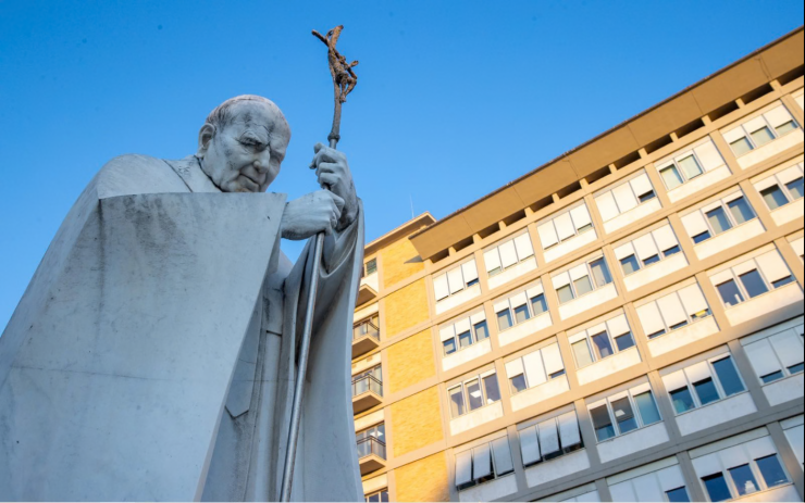 Bệnh viện Gemelli ở Rome, còn được gọi là “bệnh viện của các giáo hoàng”, là nơi từng tiếp đón các vị giáo hoàng – từ Thánh Gioan Phaolô II đến Giáo hoàng Lêô XIV – tại tầng 10 trong những khoảng thời gian các ngài nằm viện (Ảnh: Daniel Ibanez/EWTN News)