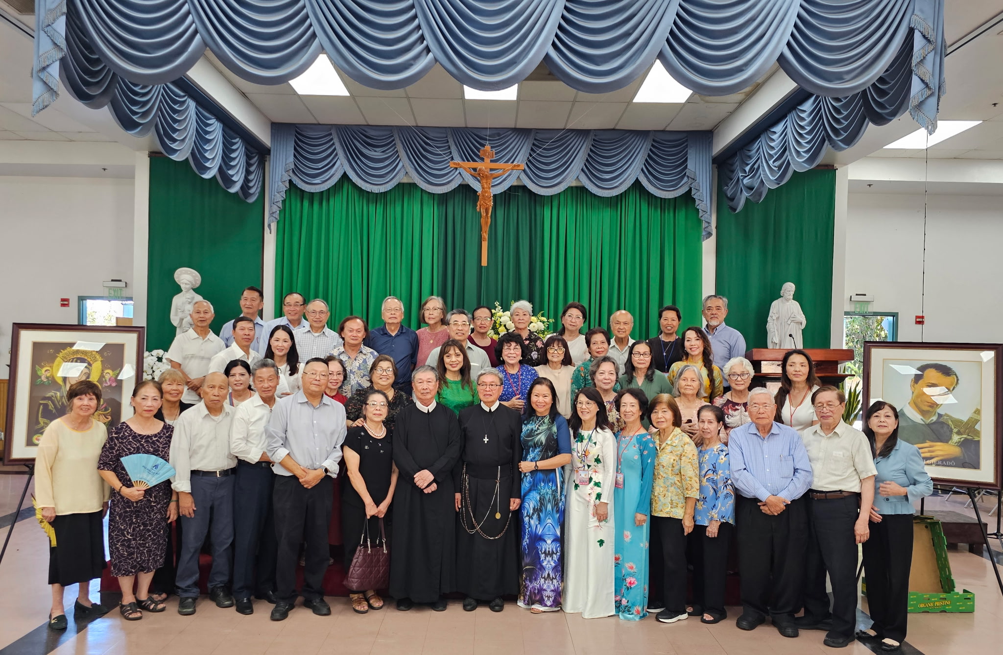 Các linh mục cùng quý hội viên và ân nhân chụp hình lưu niệm nhân ngày mừng lễ bổn mạng.