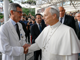 Đức Thánh Cha Lêô XIV rời Bệnh viện Gemelli để trở về Vatican vào ngày 17 tháng 10 năm 2026 (Ảnh: Truyền thông Vatican)