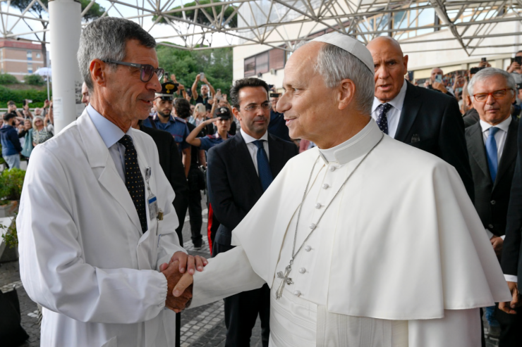 Đức Thánh Cha Lêô XIV rời Bệnh viện Gemelli để trở về Vatican vào ngày 17 tháng 10 năm 2026 (Ảnh: Truyền thông Vatican)