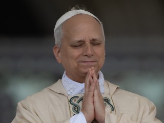 Pope-Leo-prayer-1140