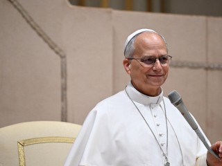 Đức Thánh Cha Lêô XIV gặp gỡ các thành viên của 'Circolo di San Pietro' (Hội Bác Ái Thánh Phêrô) vào sáng hôm thứ Hai (Ảnh: Truyền thông Vatican)